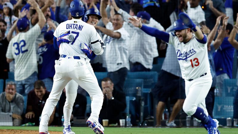 Shohei Ohtani y Hyeseong Kim de los Dodgers de Los Ángeles celebran tras derrotar a los Filis de Filadelfia en el cuarto juego de la Serie Divisional de la Liga Nacional.