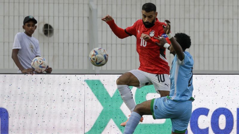 El delantero egipcio, Mohamed Salah, es marcado por el defensa de Yibuti, Aboubaker Liban Abdi.