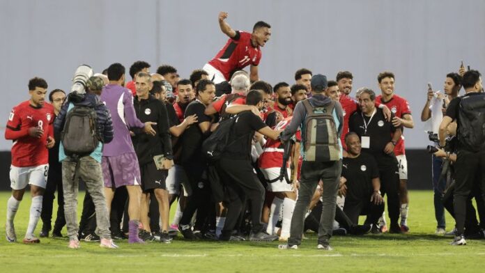 Los jugadores de Egipto celebran tras el partido de clasificación para la Copa Mundial de la FIFA 2026 de África.