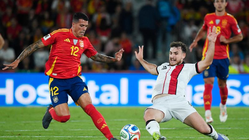 El español Pedro Porro Sauceda y georgiano Lasha Dvali luchan por el balón.