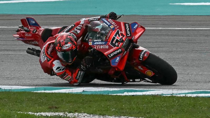 El piloto italiano de MotoGP del equipo Ducati Lenovo, Francesco Bagnaia, participa en la carrera sprint del Gran Premio de Malasia.