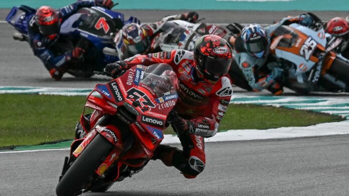 El piloto italiano de MotoGP del equipo Ducati Lenovo, Francesco Bagnaia, lidera la carrera Sprint del Gran Premio de Malasia.
