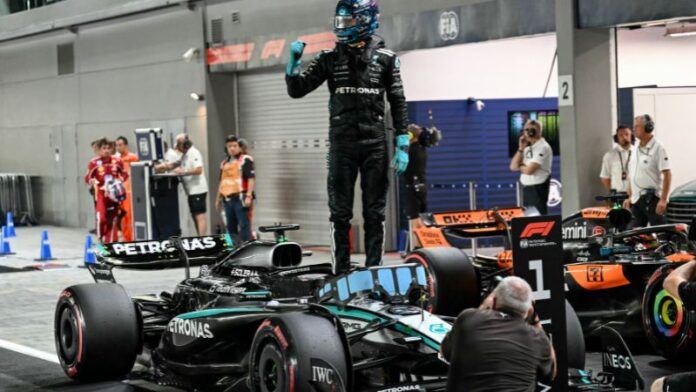 El piloto británico de Mercedes, George Russell, celebra su pole position en la clasificación para el Gran Premio de Singapur de Fórmula Uno.