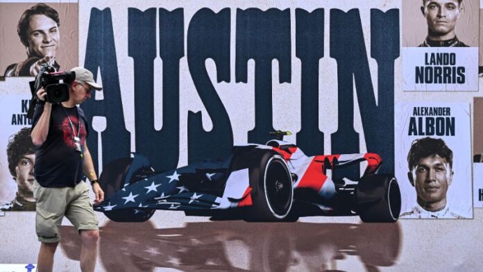 Un camarógrafo camina por el paddock antes del Gran Premio de Fórmula Uno de Estados Unidos en el Circuito de las Américas en Austin, Texas.