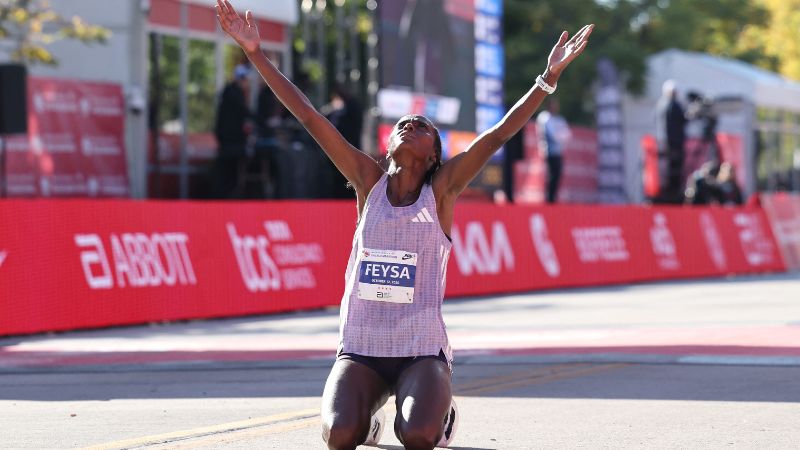 Hawi Feysa de Etiopía celebra su victoria en el maratón de Chicago del Bank of America 2025 con un tiempo de 02:14:56.