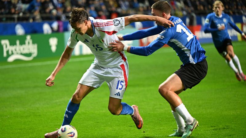 El delantero italiano Pio Esposito y el defensa estonio Maksim Paskotsi disputan el balón.