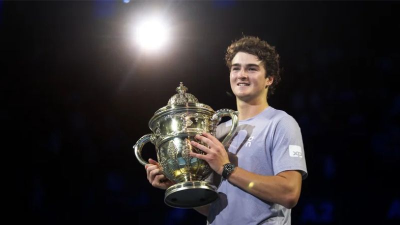 Joao Fonseca luego de ganar el torneo ATP 500 de Basilea el pasado domingo.