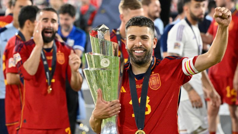 En la foto de archivo, el centrocampista español Jordi Alba sostiene la Copa de la Liga de Naciones de la UEFA.