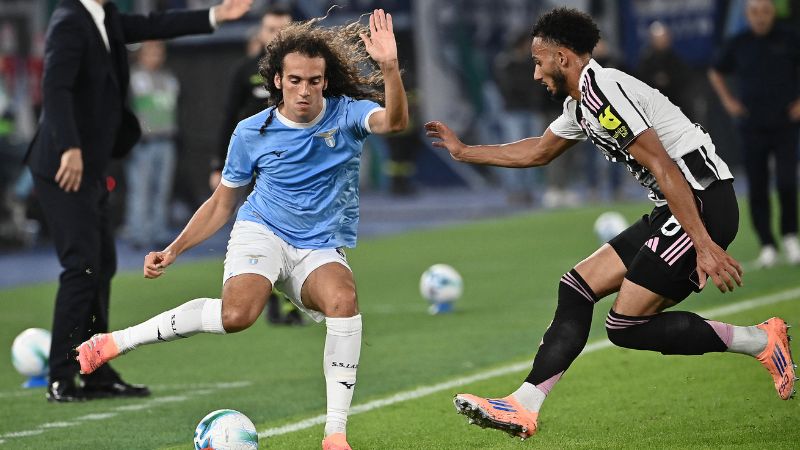 El defensa inglés de la Juventus Lloyd Kelly lucha por el balón con el mediocampista francés de la Lazio Matteo Guendouzi.
