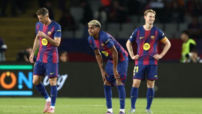 El delantero español del Barcelona, ​​Lamine Yamal, reacciona con sus compañeros después del partido contra el Paris Saint-Germain (PSG).