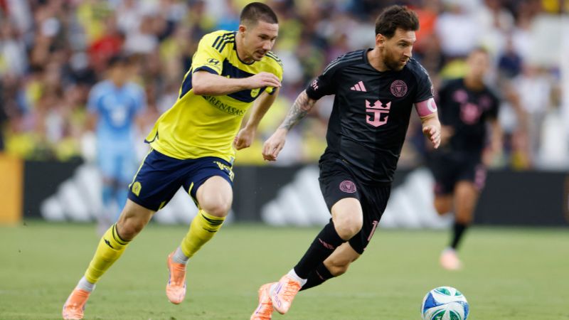 Lionel Messi, del Inter Miami CF, es marcado por Alex Muyl del Nashville SC.
