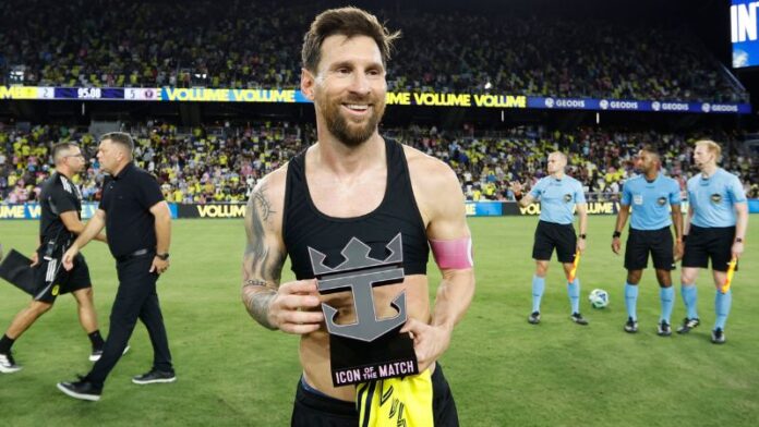 Lionel Messi, del Inter Miami CF, posa con el Premio Ícono del Partido tras el juego ante el Nashville SC.