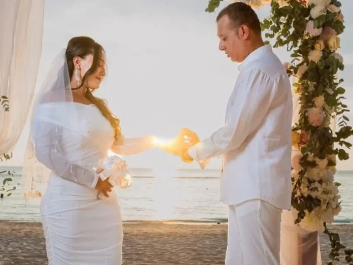 Alex Cáceres renueva votos matrimoniales