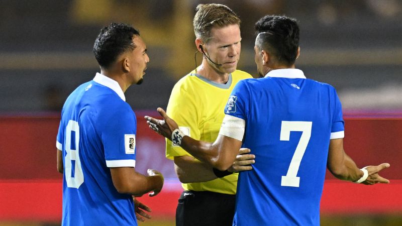 El árbitro canadiense Drew Fischer conversa con los salvadoreños, Darwin Ceren y Bryan Landaverde.