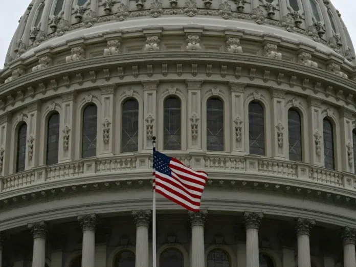 Senado de EE. UU. no aprueba fondos; cierre cumple 14 días