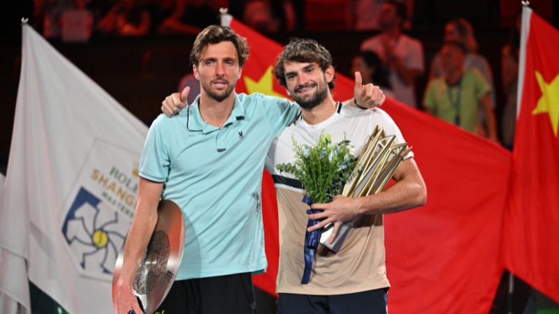 Valentin Vacherot de Mónaco posa junto a su primo hermano el francés Arthur Rinderknech.