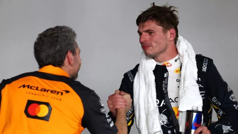 Max Verstappen, de Red Bull, junto al ingeniero italiano, Andrea Stella, de McLaren.