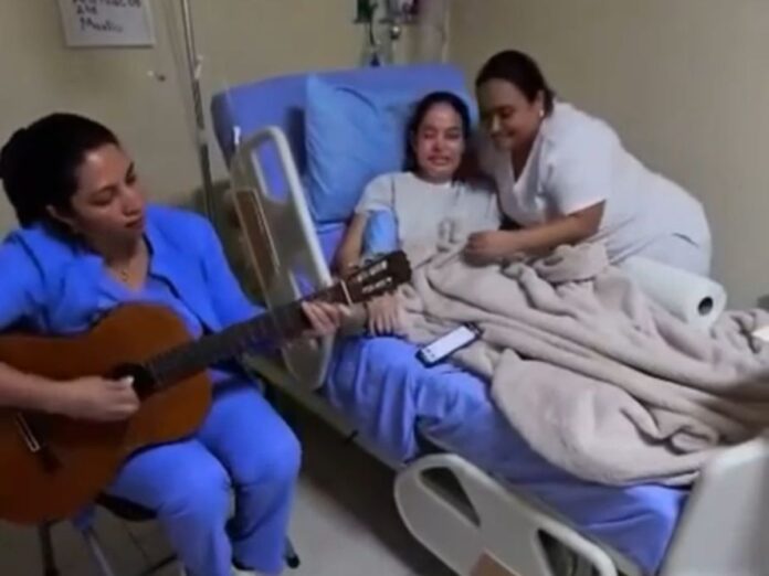 enfermeras cantan cumpleaños a paciente