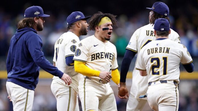 William Contreras y Abner Uribe de los Cerveceros de Milwaukee celebran con sus compañeros tras derrotar a los Cachorros de Chicago.
