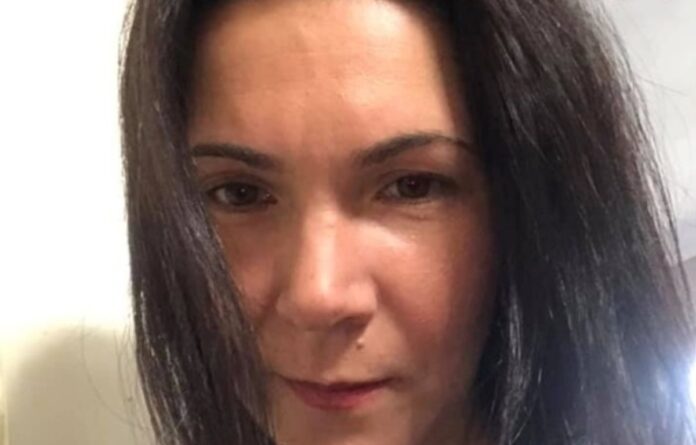 mujer finge tener cáncer