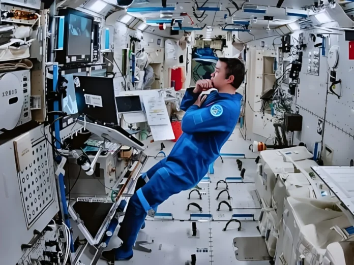 Astronautas quedan varados; algo los golpeó de regreso a la Tierra