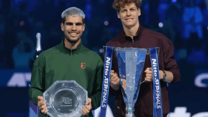 Carlos Alcaraz y Jannik Sinner posan con sus respectivos trofeos al concluir el ATP Finals, en Turín.