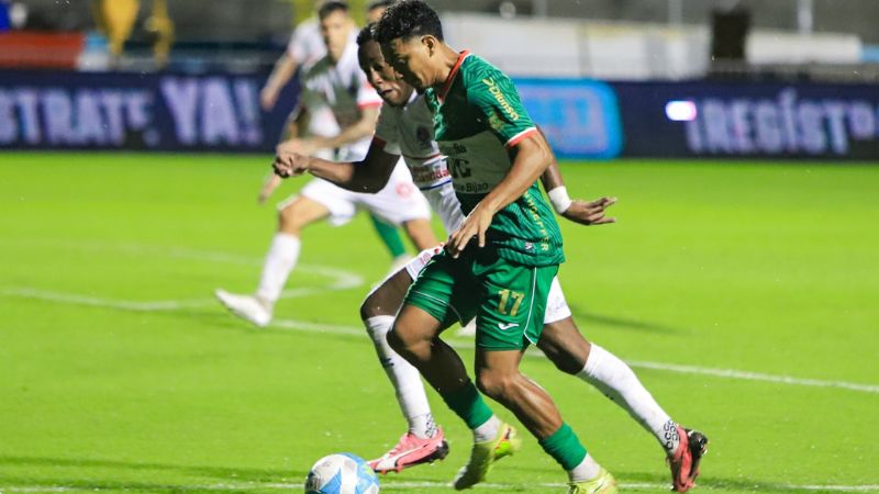 Alexy Vega, de Marathón, conduce el balpon presionado por Kevin Güity, de Olimpia.