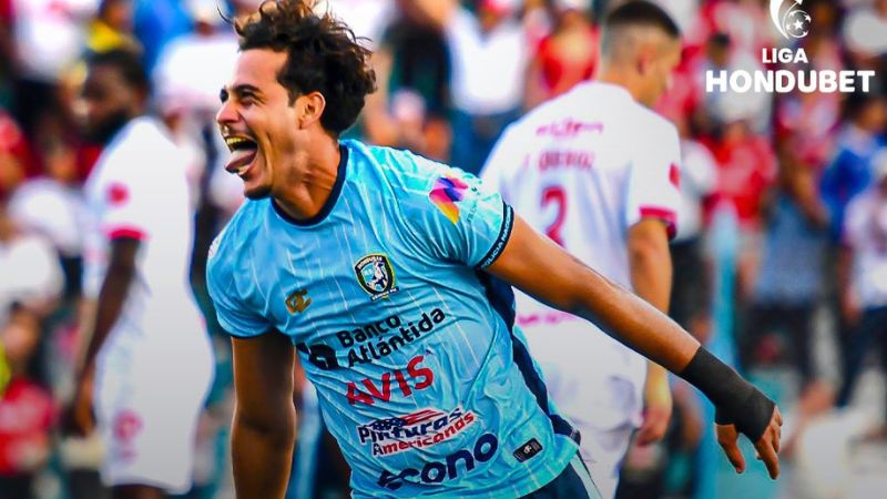 El delantero Ángel Tejeda celebra el segundo gol que le anotó a Olimpia.