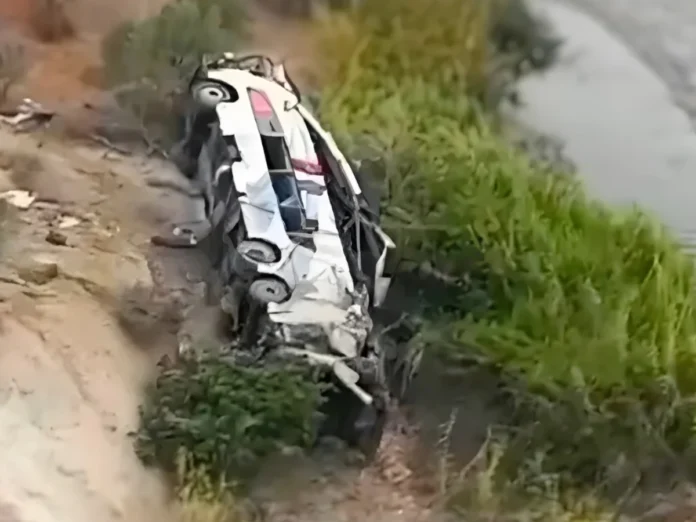 Tragedia en Perú: Al menos 37 muertos por la caída de un microbús en un barranco