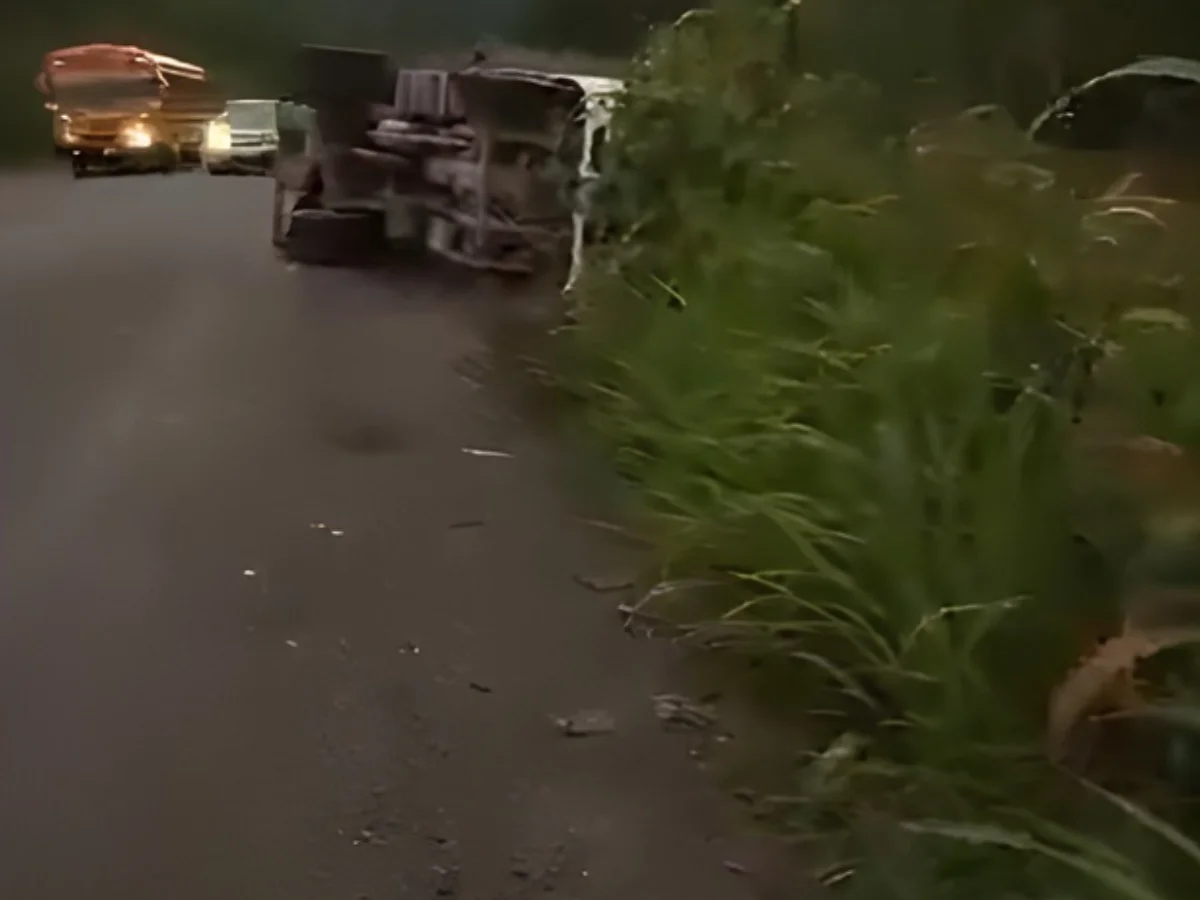 Por esquivar un bache camión pierde el control Tela