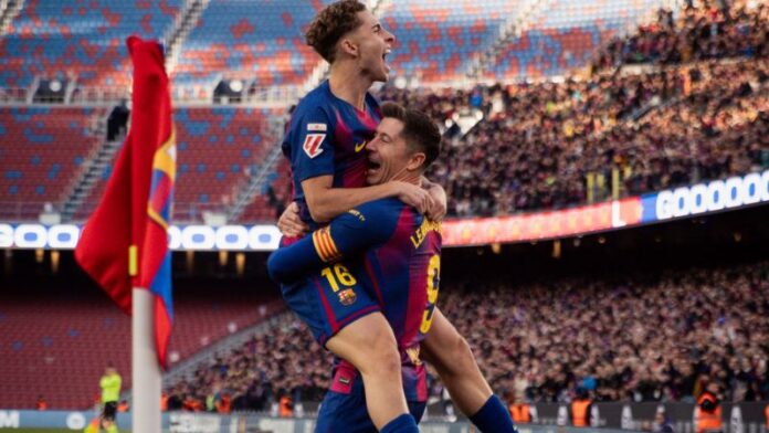 Fermín López celebra con el delantero polaco, Robert Lewandowski, el primer gol del Barcelona sobre el Athletic.