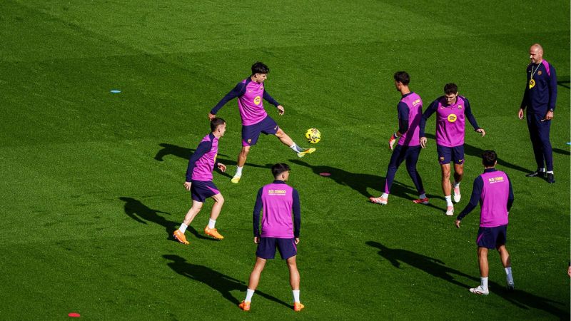 El técnico del Barcelona, Hansi Flick, observa el trabajo de los jugadores que están disponibles.