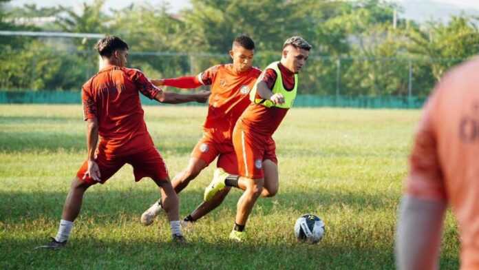 Los jugadores del CD Choloma se preparan para recibir a Marathón en el estadio Morazán.