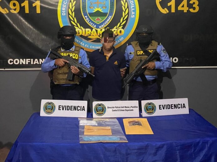 Se decomisó dinero en efectivo como prueba del delito, una motocicleta y un teléfono celular