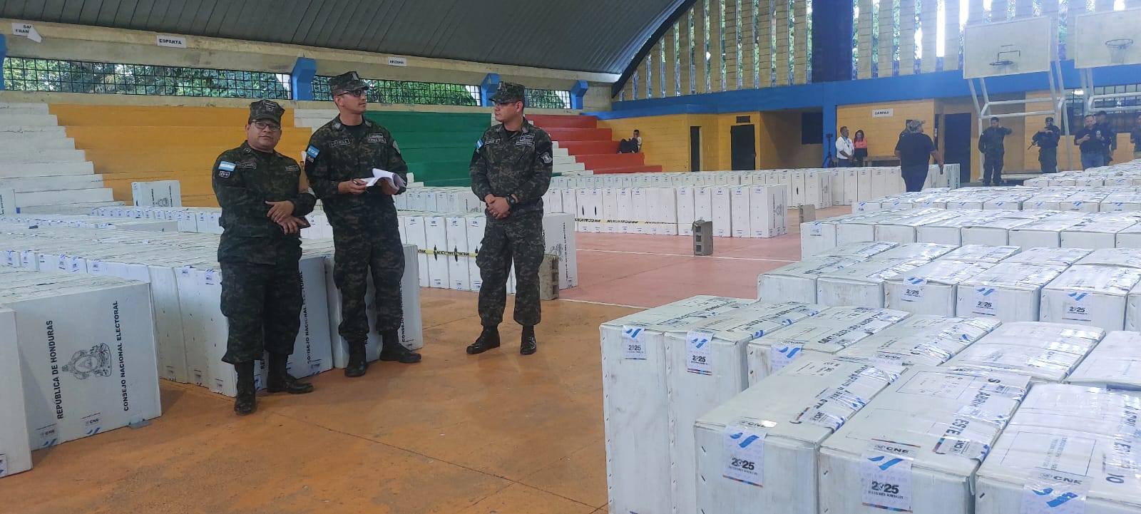Cientos de maletas electorales descargadas en el centro de acopio de Atlántida