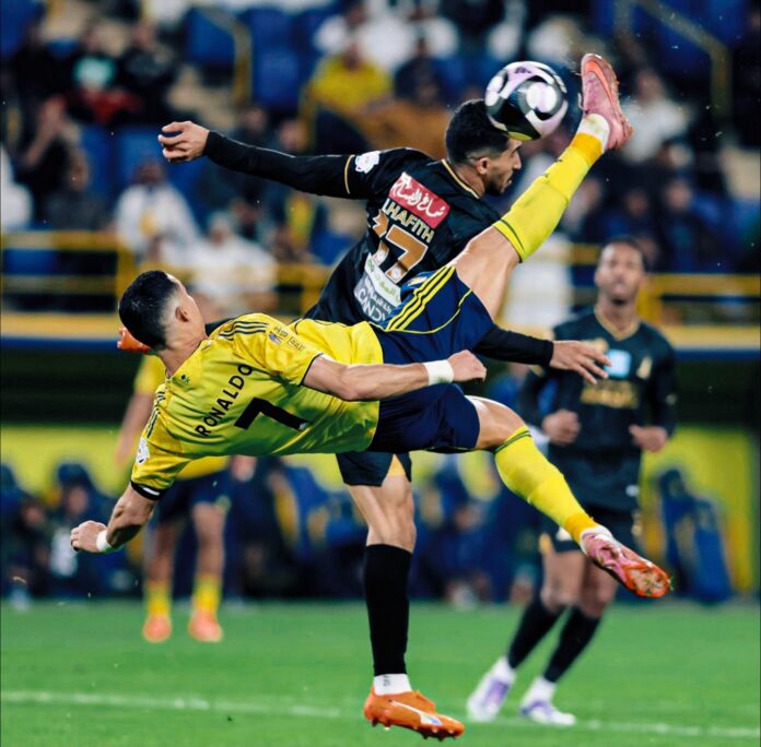 A sus 40 años, Cristiano Ronaldo sigue anotando goles espectaculares en Arabia Saudita.