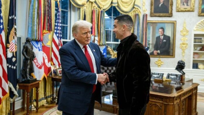 El presidente de los Estados Unidos, Donald Trump, recibe al delantero portugués, Cristiano Ronaldo.