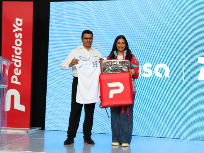 Diunsa llega Ya, con la camisa de la Selección Nacional de Fútbol