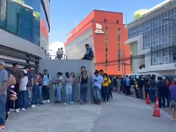 Hondureños se aglomeran en el RNP de Tegucigalpa para reclamar su DNI a último momento