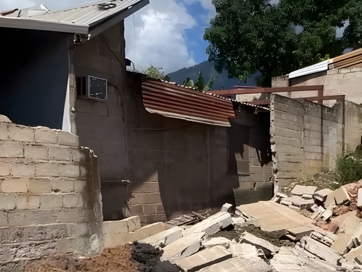 Muro colapsa sobre familia en Catacamas