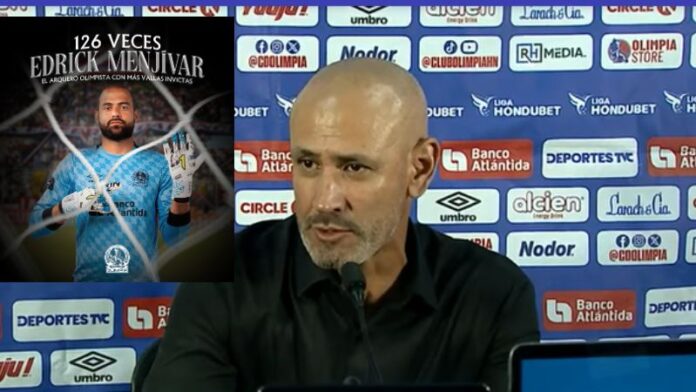 El técnico de Olimpia, Eduardo Espinel, habló en privado con el portero Edrick Menjívar.