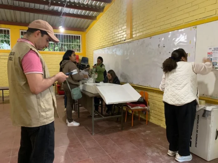 Fiscales se despliegan durante las elecciones