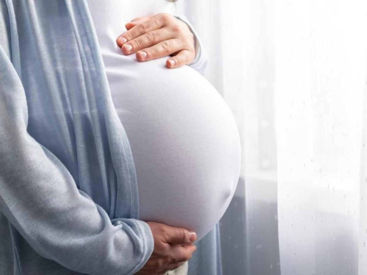 mujer embarazada nueve bebés