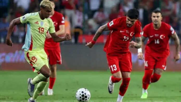 En la foto de archivo, el español Lamine Yamal enfrenta a un defensa turco.