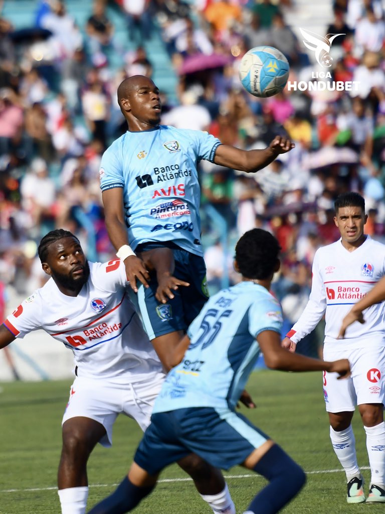 El defensa de Génesis Policía Nacional, Juan Riascos, aleja de cabeza el balón en una de las llegadas de Olimpia.