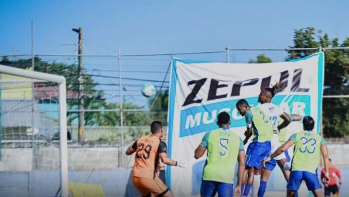 El delantero platensista, Georgie Welcome, remata de cabeza para anotar el primer gol de su equipo sobre Potros de Olancho FC.
