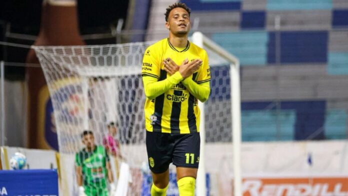 El delantero brasileño, Gustavo Moura, anotó el único gol del partido, que le dio el triunfo al Real España sobre Génesis Policía Nacional.