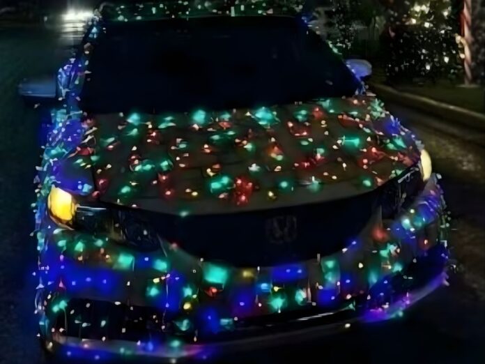 Hondureño llena su carro de luces navideñas