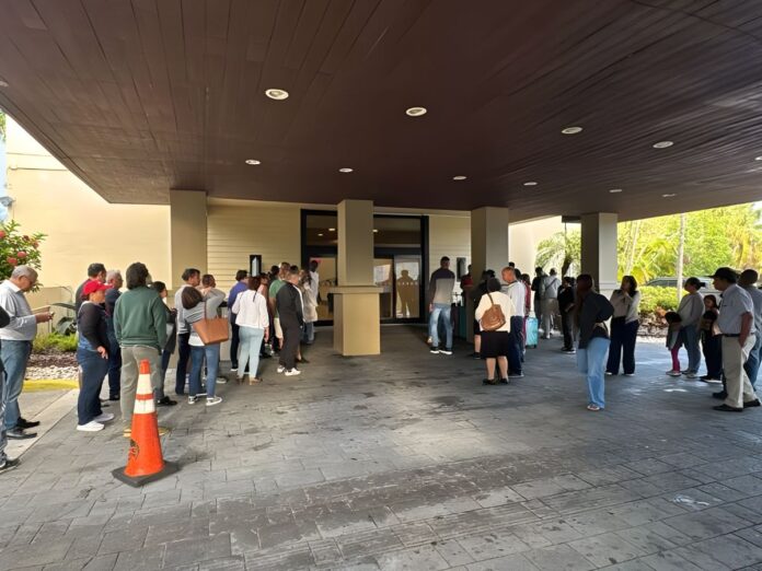 Entre aguaceros y altas temperaturas, hondureños acuden a las urnas en Miami