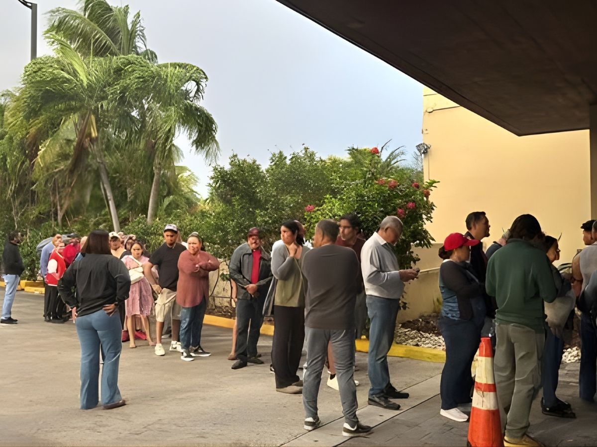 Entre aguaceros y altas temperaturas, hondureños acuden a las urnas en Miami